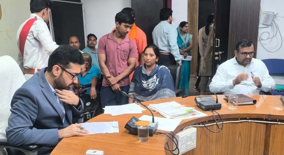 रायपुर : कलेक्टर लंगेह ने जनदर्शन में सुनी आमजनों की समस्याएं, निराकरण के दिए निर्देश