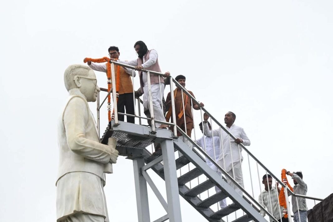 रायपुर : पंडित दीनदयाल उपाध्याय की जयंती पर वित्त मंत्री ओ.पी. चौधरी ने किया श्रद्धापूर्वक नमन