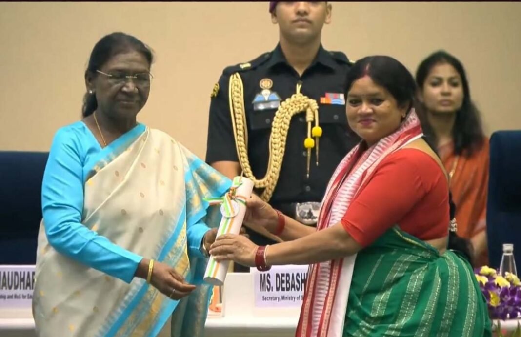 रायपुर : राष्ट्रपति ने सारंगढ़- बिलाईगढ़ की शिक्षिका सुनीता यादव को प्रदान किया राष्ट्रीय शिक्षक सम्मान