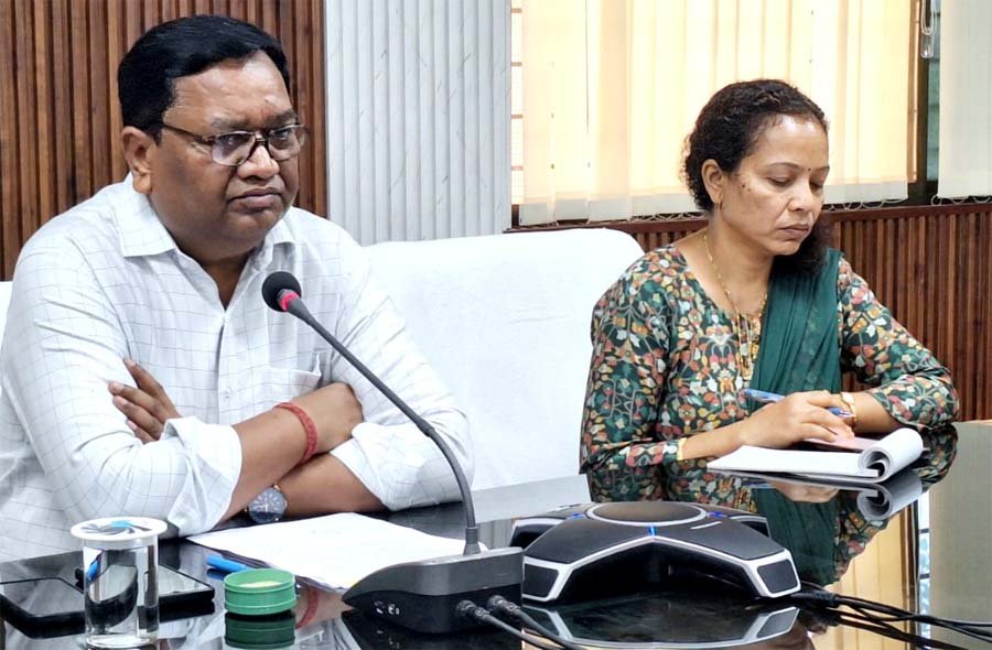रायपुर : आंध्र प्रदेश एवं तेलंगाना में प्रवासित परिवारों का संवेदनशीलता के साथ करें पुनर्वास – कमिश्नर बस्तर डोमन सिंह