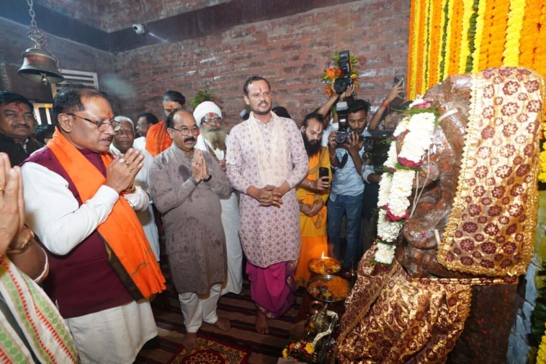 रायपुर : मुख्यमंत्री विष्णु देव साय ने मदकूद्वीप के प्राचीन मंदिरों में की पूजा-अर्चना