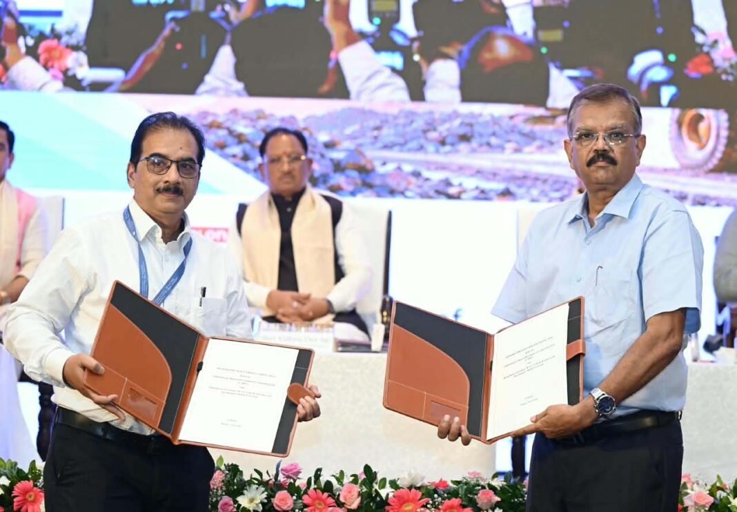 रायपुर : मुख्यमंत्री की मौजूदगी में पंडित रविशंकर शुक्ल विश्वविद्यालय और सीएमडीसी के मध्य हुआ महत्वपूर्ण समझौता