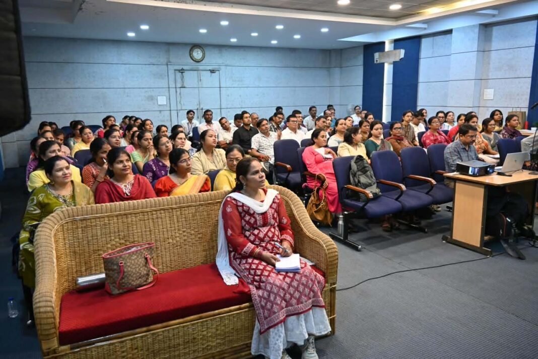 रायपुर : गणित के डर को आकर्षण में बदलने गतिविधि आधारित शिक्षण पर शिक्षकों को मिला व्यावहारिक प्रशिक्षण