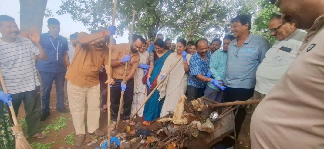 रायपुर : सेवा संकल्प अभियान के तहत बंधवा तालाब में स्वच्छता अभियान एवं वृक्षारोपण