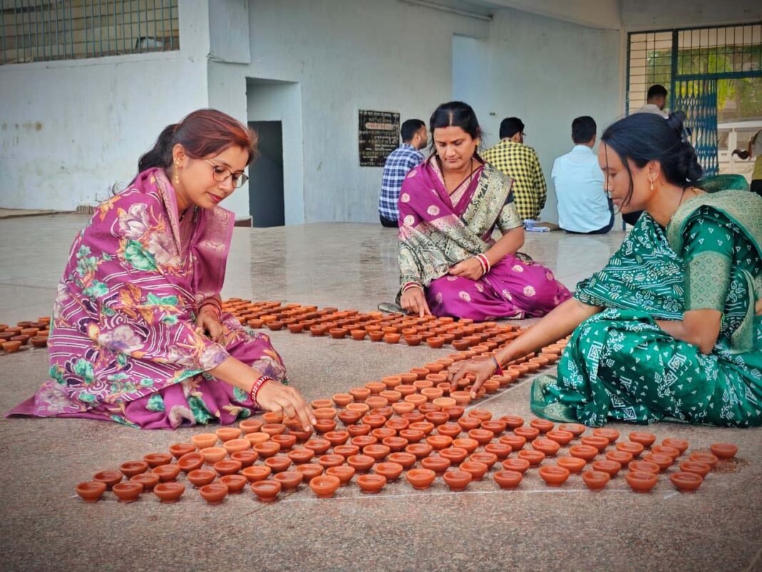 रायपुर : सेवा संकल्प अभियान : ‘आशीर्वाद का दीया’ के लिए बिहान दीदियों ने जगाई जन-अलख