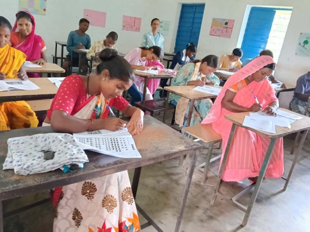 रायपुर : राज्यव्यापी महापरीक्षा में सरगुजा के 4198 नवसाक्षरों ने उत्साह से लिया भाग