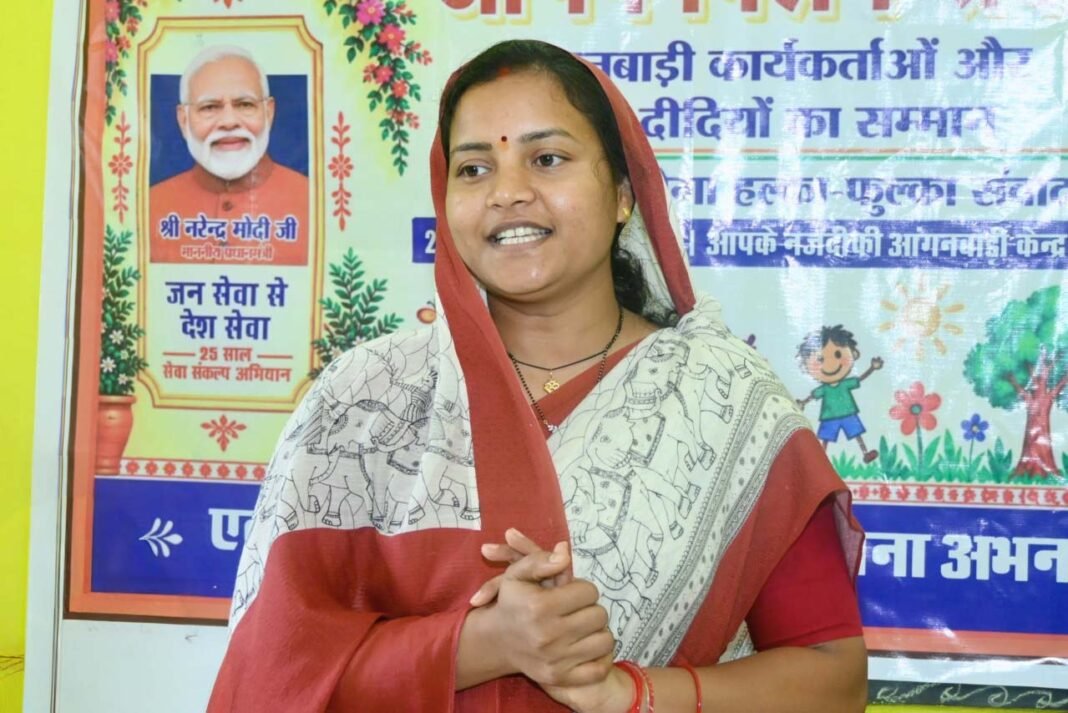 रायपुर : मंत्री लक्ष्मी राजवाड़े ने आंगनबाड़ी केंद्रों में बच्चों को कराया न्योता भोज, माताओं को भेंट किए मुनगा के पौधे