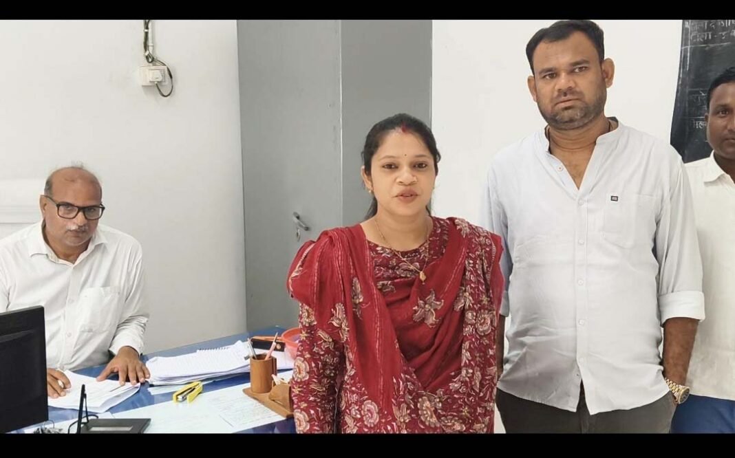 रायपुर : सेवा संकल्प अभियान : सेवा की कहानी : अपने नाम जमीन की रजिस्ट्री पर महिला किसान चंद्रकांता को 9,510 रुपये की राहत