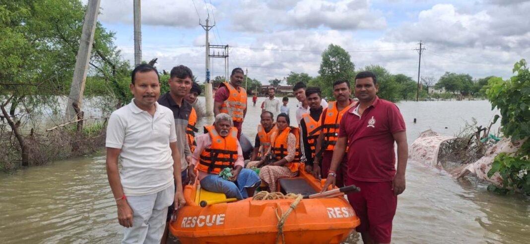 रायपुर : दुर्ग में लगातार बारिश में फंसे 200 परिवारों को रेस्क्यू कर 16 अस्थायी राहत शिविरों में ठहराया गया