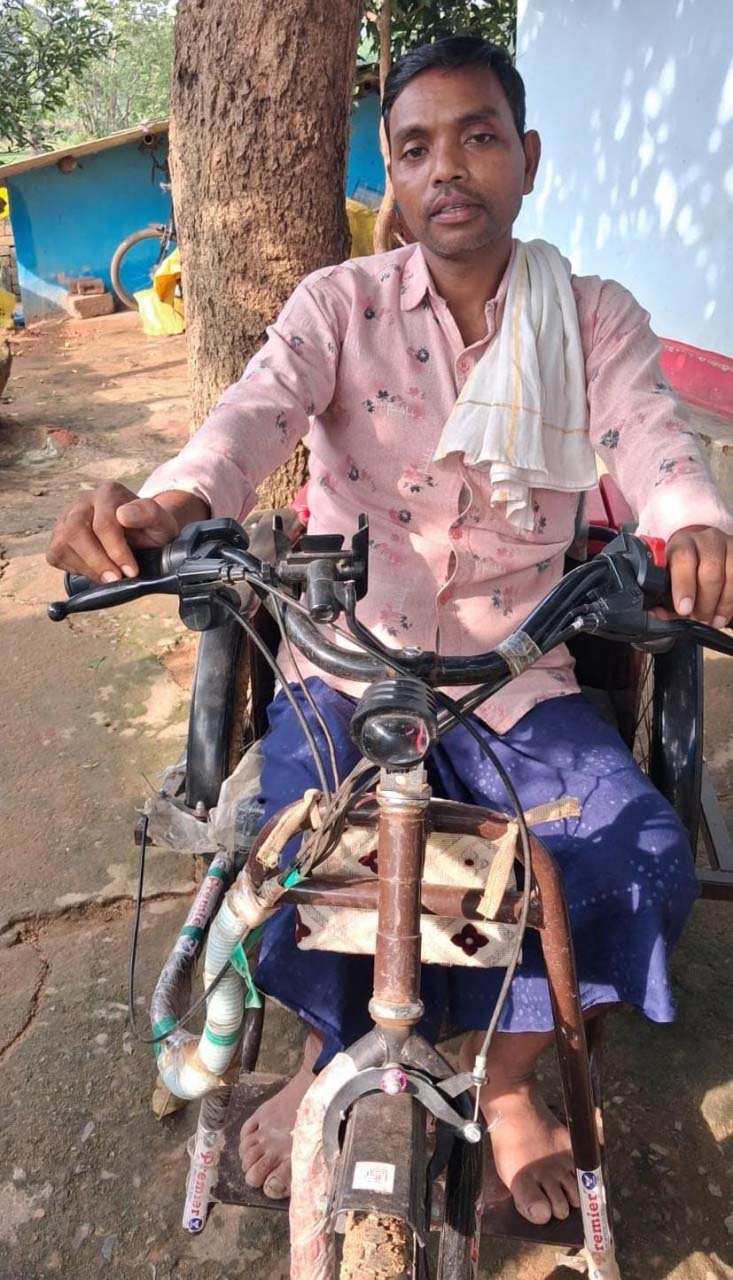 रायपुर : सरकार की संवेदनशील पहल : बैटरी चलित ट्रायसायकल से बदला 75% अस्थिबाधित सोमारू का जीवन, मिली आत्मनिर्भरता की नई उड़ान