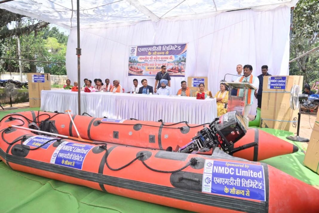 रायपुर : बाढ़ आपदा में बचाव एवं राहत के लिए एनएमडीसी द्वारा बस्तर को 48 घंटे में पुणे से मिले 4 रेस्क्यू स्पीड बोट