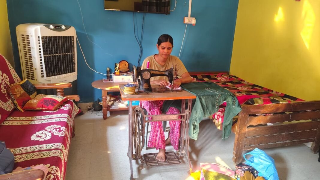 KORBA : सेवा संकल्प अभियान : अंत्योदय योजना से मिला संबल, आरती के घर से चल रहा सिलाई का काम