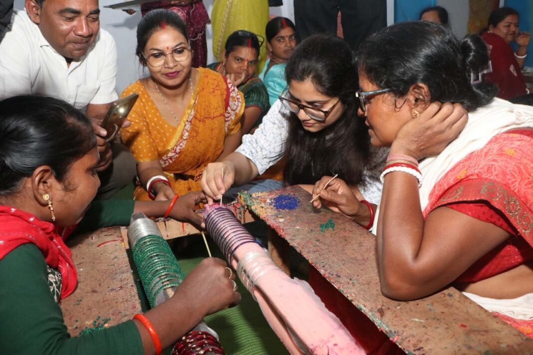 रायपुर : मदनपुर में चूड़ी बनाने का हुनर सीख रहीं 200 से अधिक महिलाएं