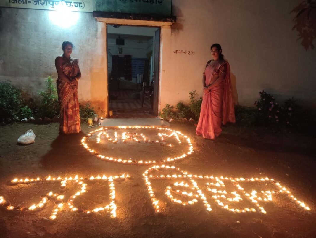 रायपुर : सेवा संकल्प अभियान के तहत जशपुर में जिला मुख्यालय से ग्राम पंचायतों तक जला ‘आशीर्वाद का दीया’