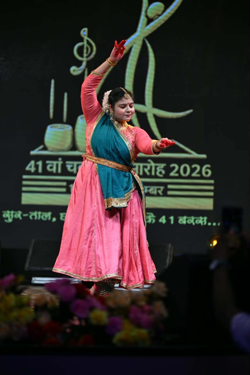 रायपुर : चक्रधर समारोह की छठवीं संध्या में भाव, लय और ताल से सजी आशना की कथक प्रस्तुति