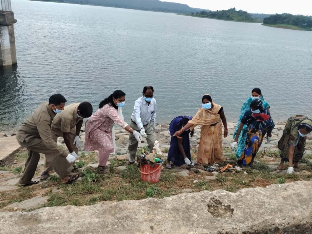 रायपुर : सेवा मेरा योगदानः बांकी जलाशय में श्रमदान और पौधरोपण से दिया जल संरक्षण का संदेश
