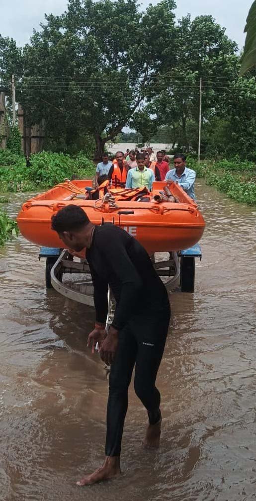 रायपुर : बाढ़ आपदा के बीच जिला प्रशासन की तत्परता और टीमवर्क से सुरक्षित हुआ रेस्क्यू अभियान
