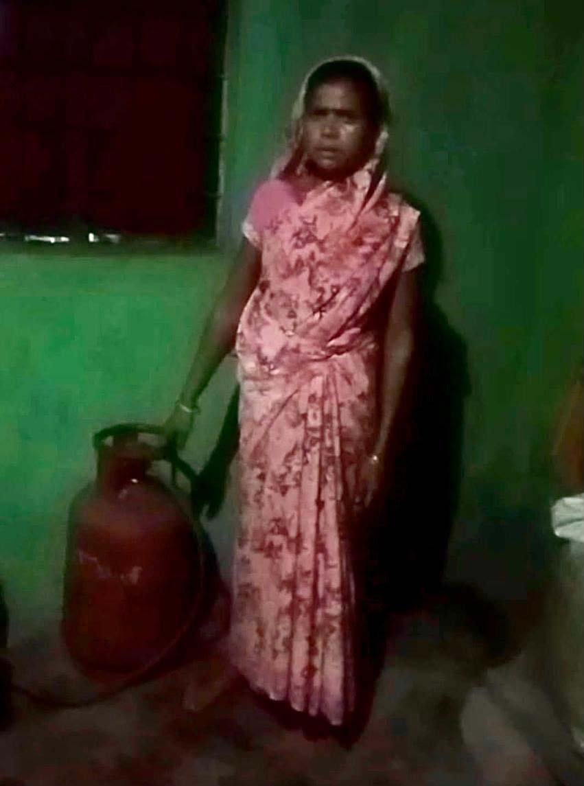 रायपुर : सेवा संकल्प अभियान : उज्ज्वला योजना ने बदली रतना की जिंदगी, चूल्हे के धुएं और लकड़ी के बोझ से मिली स्थायी मुक्ति
