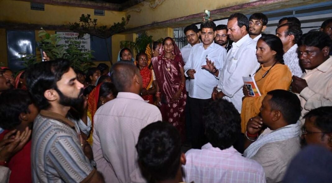 रायपुर : बाढ़ पीड़ितों के बीच पहुंचे राजस्व मंत्री टंक राम वर्मा