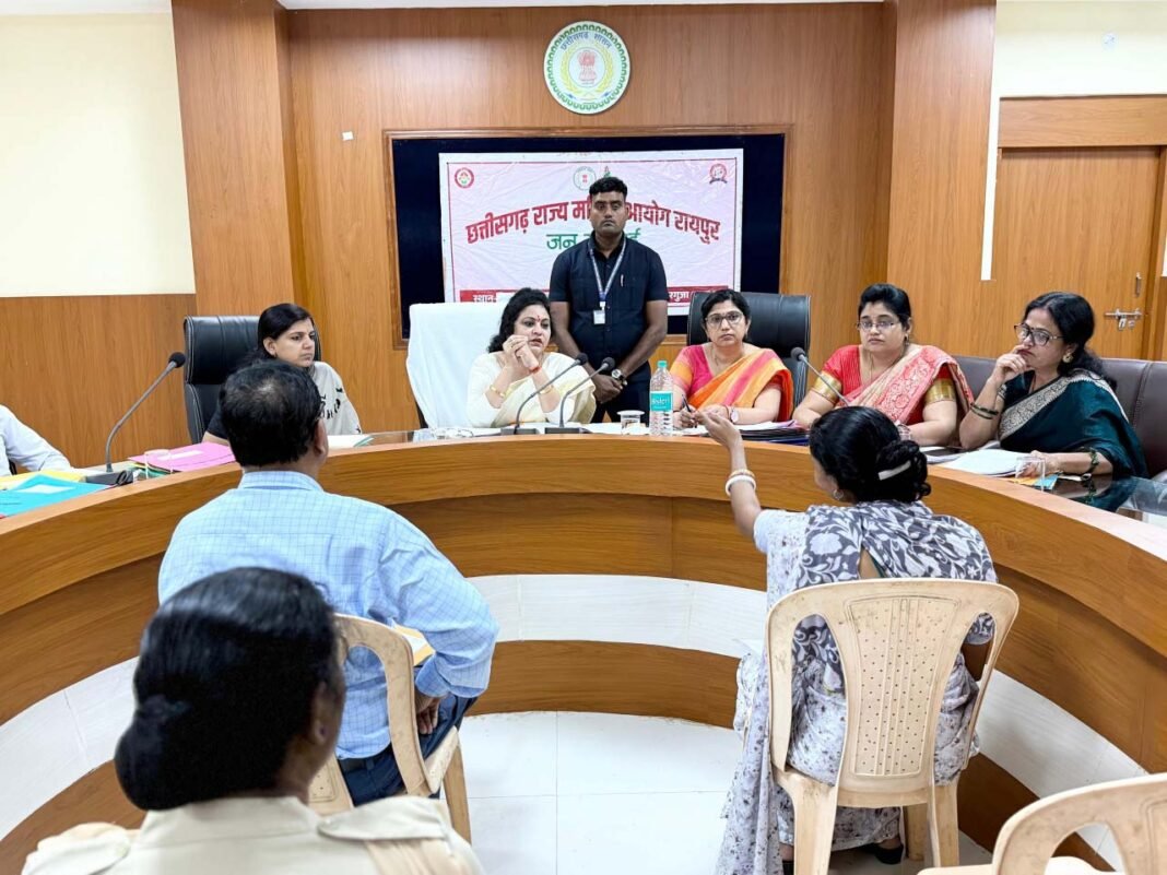 रायपुर : राज्य महिला आयोग की अध्यक्ष डॉ. ममता साहू ने सरगुजा संभाग के 25 प्रकरणों की सुनवाई की