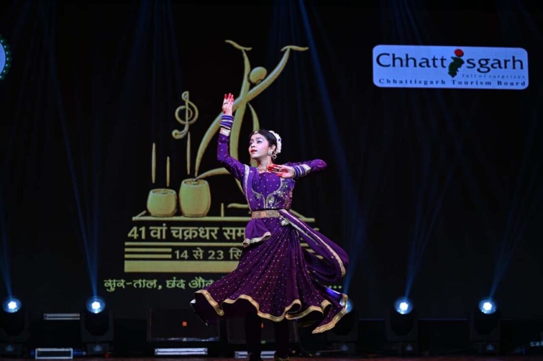 रायगढ़ : चक्रधर समारोह में अन्विता विश्वकर्मा ने कथक में दिखाई भाव, लय और ताल की सुंदर प्रस्तुति