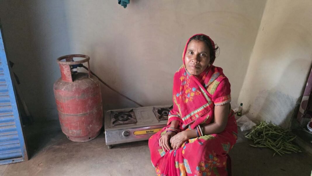 रायपुर : सेवा संकल्प अभियान : सेवा की कहानी : उज्ज्वला से चंपा की रसोई हुई आसान, धुएं और लकड़ी की परेशानी से मिली राहत