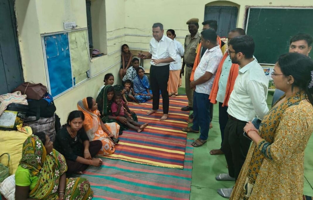 रायपुर : महानदी का जलस्तर बढ़ने से बाढ़ प्रभावित गांवों में राहत-बचाव कार्य जारी