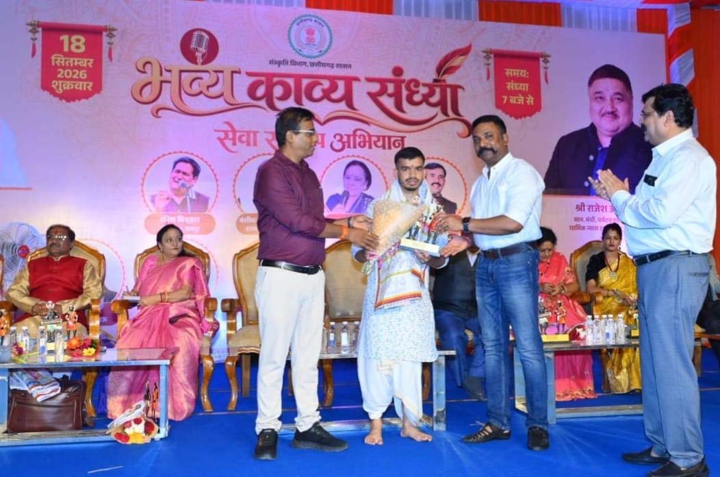 रायपुर : कविता के विविध रंगों से सजा मुक्ताकाशी मंच, सेवा संकल्प अभियान में देश-प्रदेश के रचनाकारों ने बांधा समां