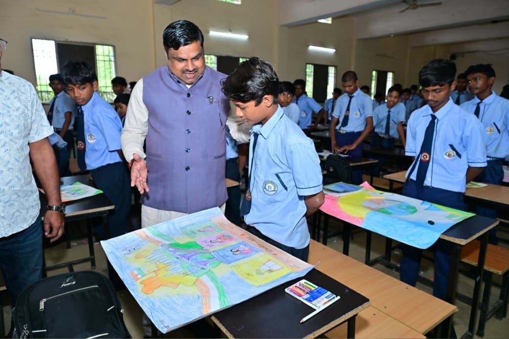 रायपुर : बच्चों ने रंगों में उकेरी विकसित भारत की तस्वीर, शिक्षा मंत्री गजेन्द्र यादव ने बढ़ाया उत्साह