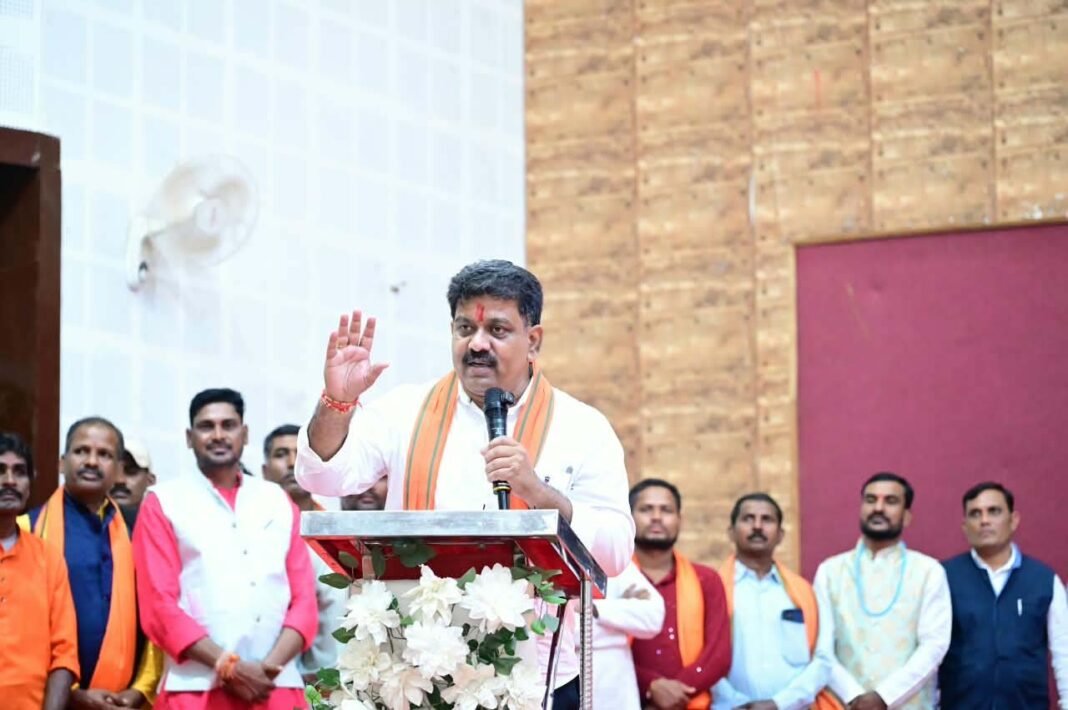 रायपुर : छत्तीसगढ़ प्रदेश लोक कलाकार कल्याण संघ के शपथ ग्रहण समारोह में उप मुख्यमंत्री विजय शर्मा हुए शामिल