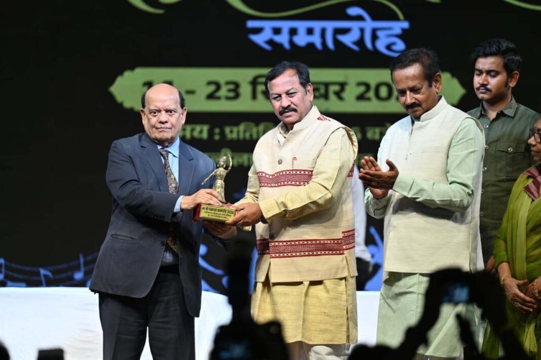 रायपुर : छठे दिन चक्रधर समारोह में सांसद विजय बघेल ने किया दीप प्रज्वलन