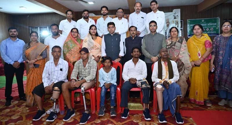 ​रायपुर : सेवा संकल्प अभियान : बलौदाबाजार में राजस्व मंत्री टंक राम वर्मा ने दिव्यांगजनों को बांटे सहायक उपकरण