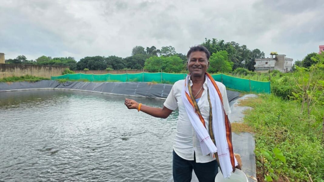 रायपुर : सेवा की कहानी : खाली पड़ी जमीन पर बायोफ्लॉक मछली पालन से विप्लब ने बनाई आय की नई राह
