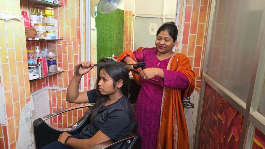 रायपुर : सेवा संकल्प अभियान : सेवा की कहानी : हुनर ने दी आत्मनिर्भरता की राह, ब्यूटी पार्लर से किरण को हर माह 12 से 20 हजार रुपये तक की आय