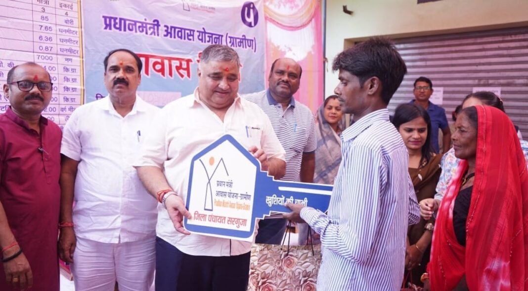रायपुर : पक्के घर में कदम रखते ही चेहरे पर आई मुस्कान, 5,596 परिवारों के साकार हुए अपने आशियाने के सपने