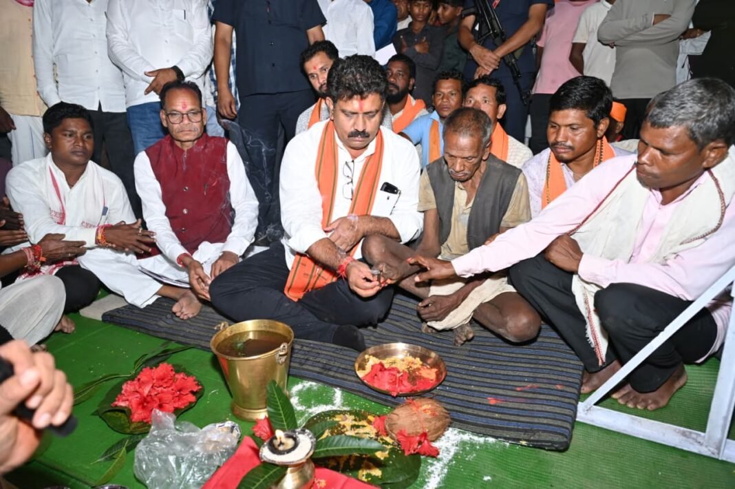 रायपुर : उप मुख्यमंत्री विजय शर्मा ने मुड़घुसरी में 1.48 करोड़ रुपए के तीन सड़क का किया भूमिपूजन