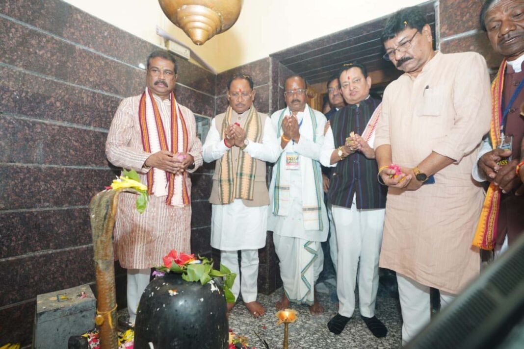 रायपुर : मुख्यमंत्री विष्णु देव साय ने रामचंडी मंदिर में पूजा-अर्चना कर प्रदेश की खुशहाली एवं सुख-समृद्धि की कामना की