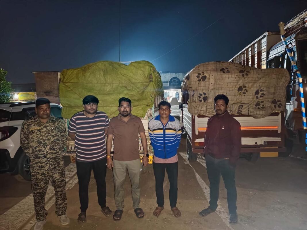रायपुर : झारखंड से अवैध धान परिवहन करते दो पिकअप जब्त