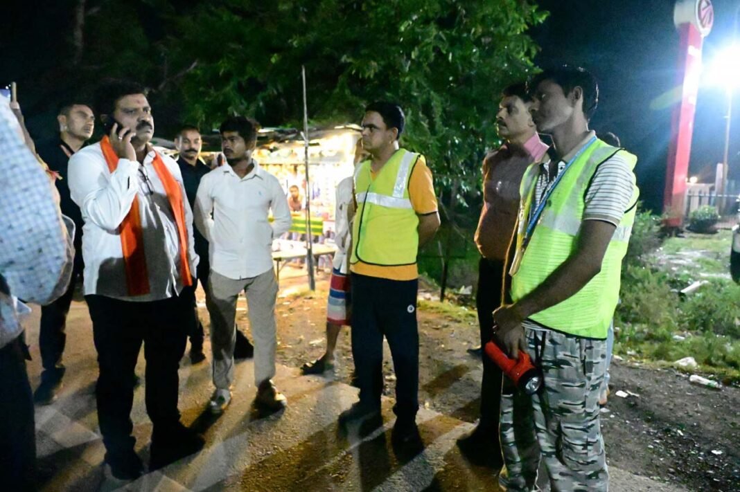 रायपुर : कवर्धा-बेमेतरा मार्ग पर पशुओं को देख उप मुख्यमंत्री विजय शर्मा ने अधिकारियों को लगाई फटकार