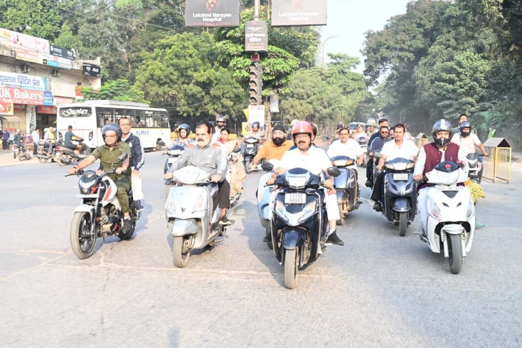 रायपुर : उप मुख्यमंत्री अरुण साव निकले स्कूटी पर, शहर भ्रमण कर सफाई और निर्माण कार्यों का किया निरीक्षण