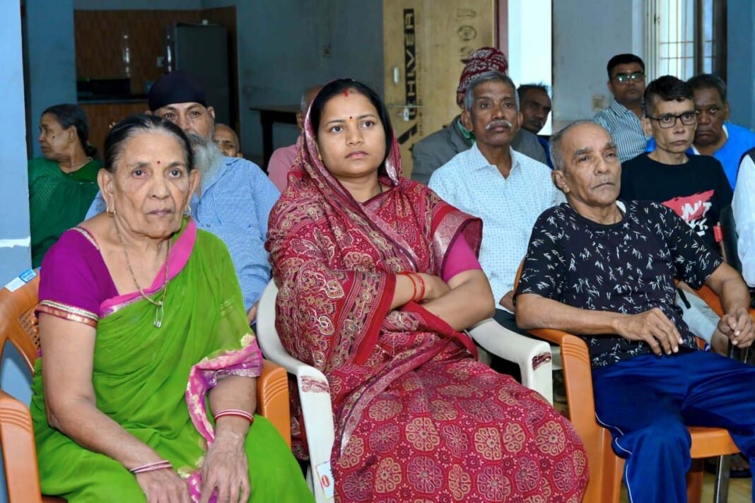 रायपुर : वृद्धजनों के साथ मंत्री लक्ष्मी राजवाड़े ने सुनी ‘मन की बात’