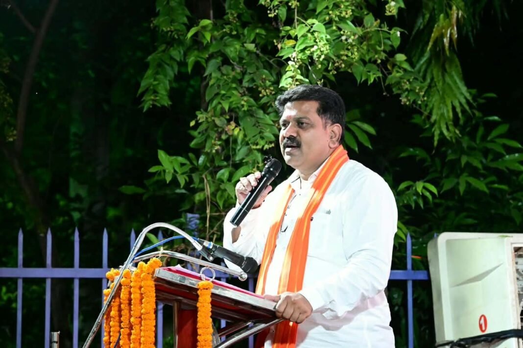 रायपुर : पत्रकार स्व. पंकज शर्मा की प्रतिमा का उप मुख्यमंत्री विजय शर्मा ने किया अनावरण, पत्रकारिता में योगदान को किया गया याद