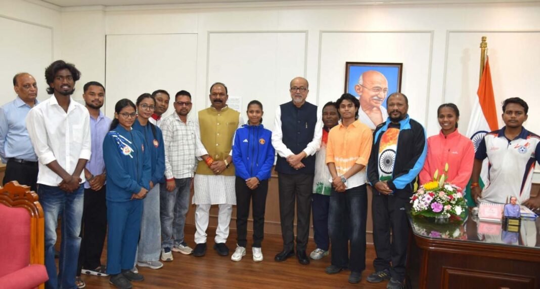 रायपुर : राज्यपाल रमेन डेका से प्रदेश के उत्कृष्ट खिलाड़ियों ने की सौजन्य भेंट