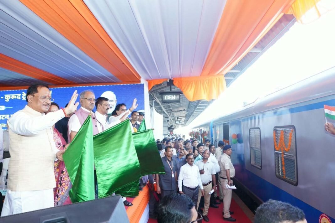 रायपुर : केंद्रीय रेल मंत्री अश्विनी वैष्णव और मुख्यमंत्री विष्णु देव साय  ने रावघाट – रायपुर एवं रायपुर – कुरूद यात्री रेल सेवाओं को दिखाई हरी झंडी