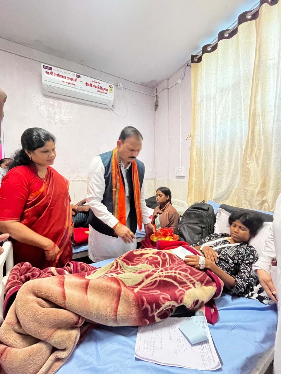 रायपुर : निजी कार्यक्रम छोड़ केल्हारी बस दुर्घटना के घायलों से मिलने पहुंचे स्वास्थ्य मंत्री श्याम बिहारी जायसवाल