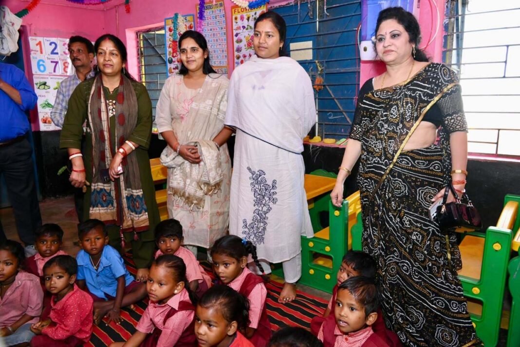 रायपुर : मंत्री लक्ष्मी राजवाड़े ने किया आंगनबाड़ी केंद्र का औचक निरीक्षण