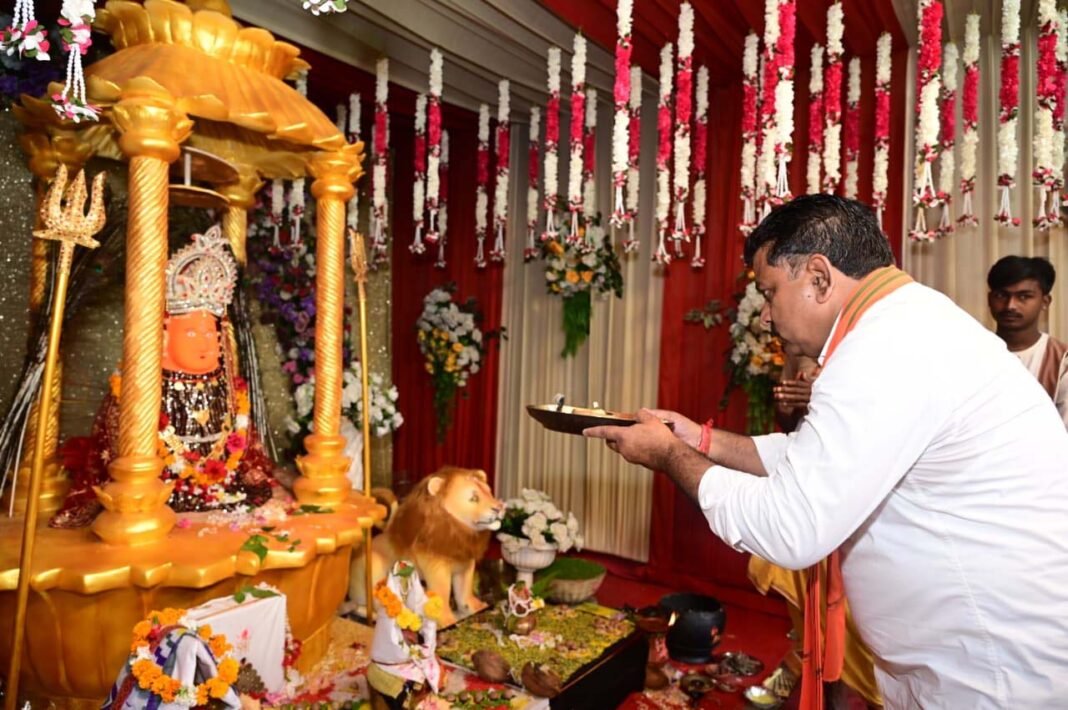 रायपुर : उप मुख्यमंत्री विजय शर्मा ने कवर्धा में मां महामाया और मां विंध्यवासिनी के दर्शन कर प्रदेश की सुख-समृद्धि और खुशहाली की कामना की