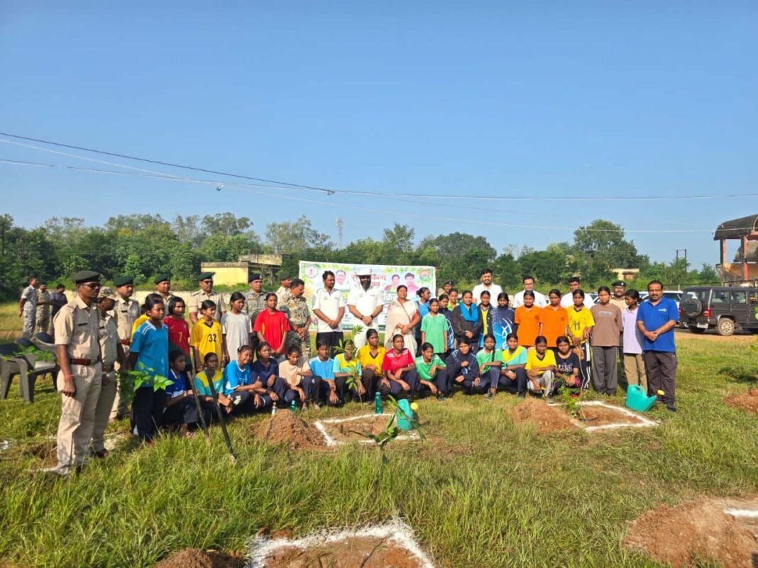रायपुर : सेवा संकल्प अभियान 2026 : सेवा मेरा योगदान : हरियाली के संकल्प से जुड़ा जशपुर, वनमंडल के विभिन्न परिक्षेत्रों में किया गया पौधरोपण