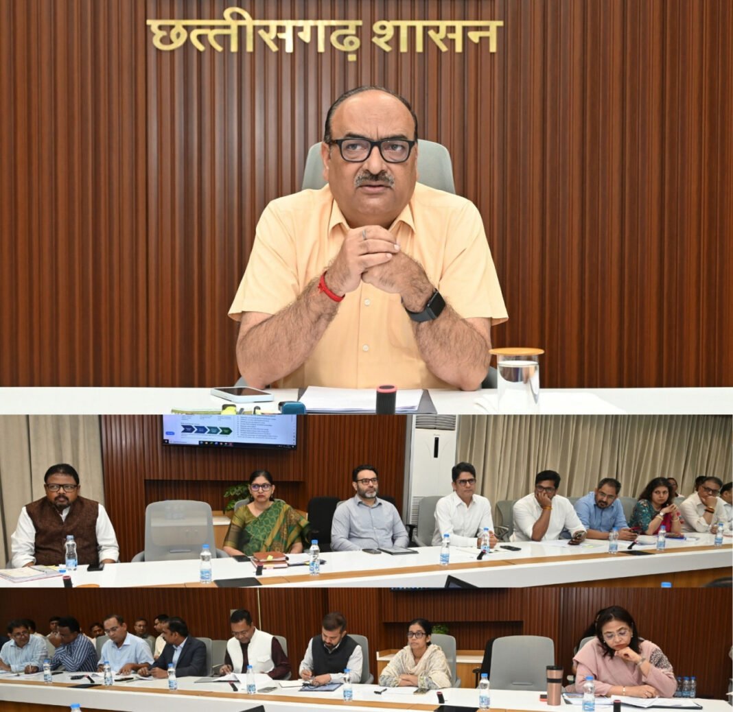 रायपुर : शासकीय योजनाओं के क्रियान्वयन और निर्माण कार्यों में तेजी लाई जाए – मुख्य सचिव विकासशील