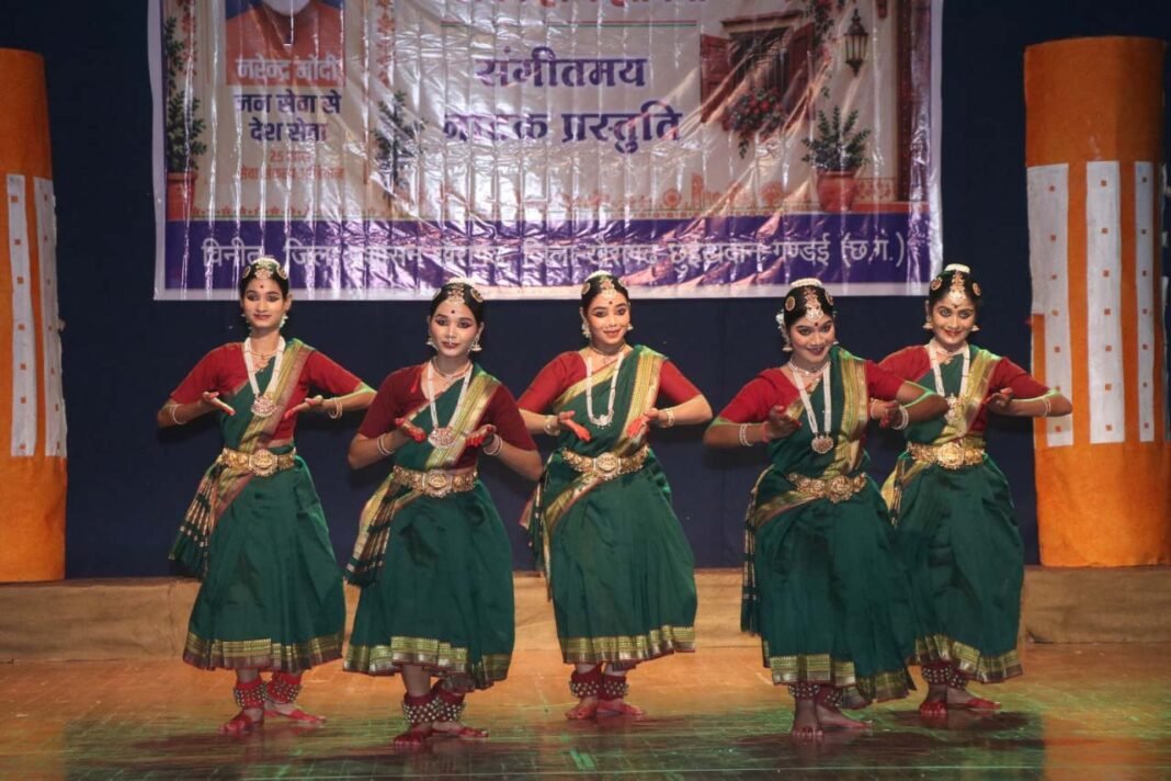 रायपुर : इंदिरा कला संगीत विश्वविद्यालय खैरागढ़ में ‘नमो सेवा– अनकही कहानियां’ का जिला स्तरीय भव्य नाट्य मंचन